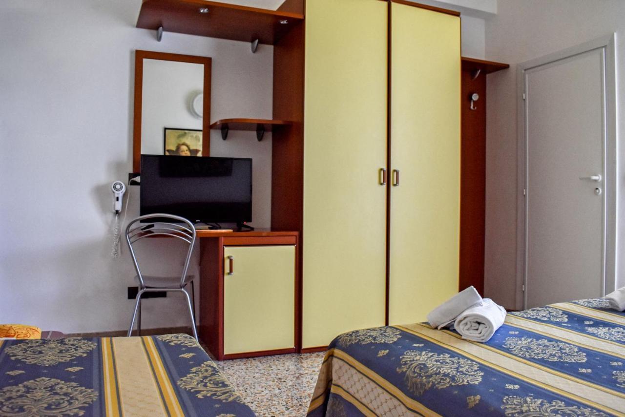 Hotel Dear Римини Экстерьер фото